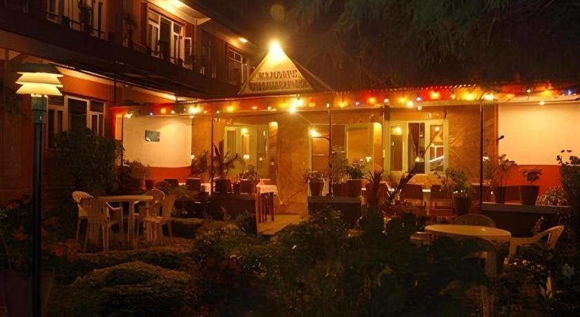 Fairmount Hotel Pokhara Esterno foto